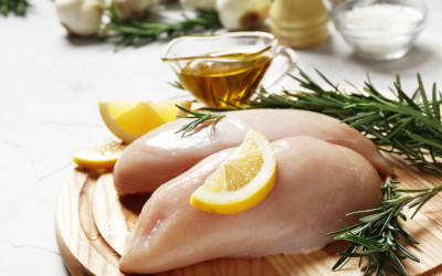 Sicurezza alimentare: l’importanza dell’igiene di mani e superfici per la preparazione del pollo